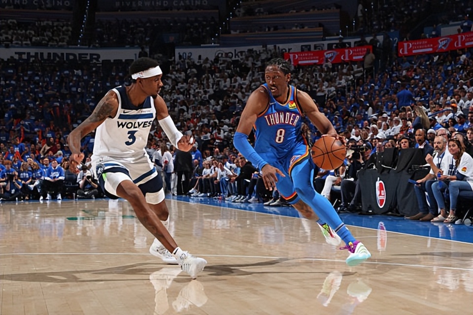 成鲜明对比 成鲜明对比